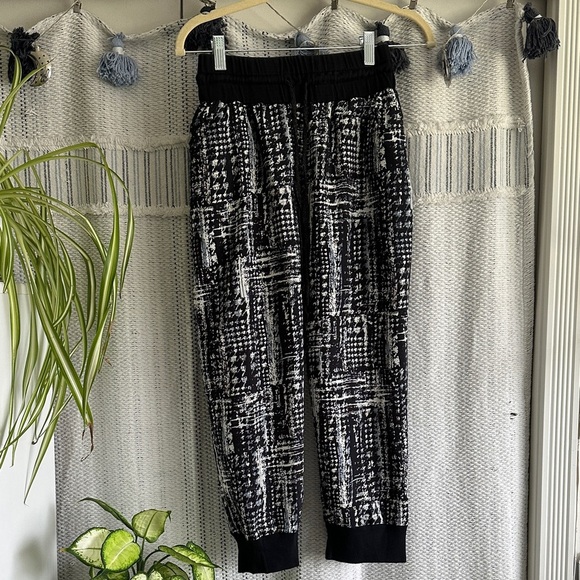 🌸Angie Black and White Patterned Capris - Picture 1 of 8